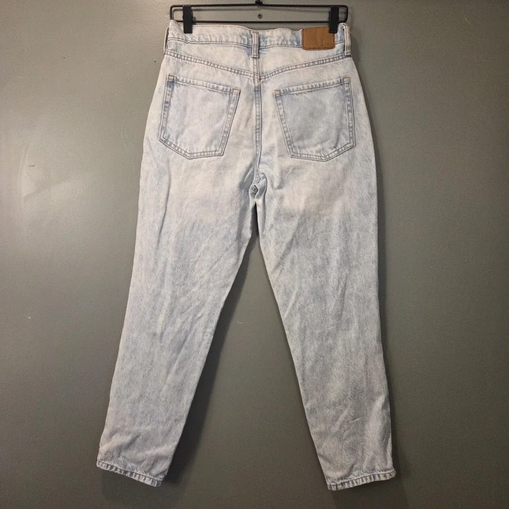 Aeropostale Women's Mom Jean Size 6 Distressed Tapered Leg Light Acid Wash Denim - Picture 2 of 9